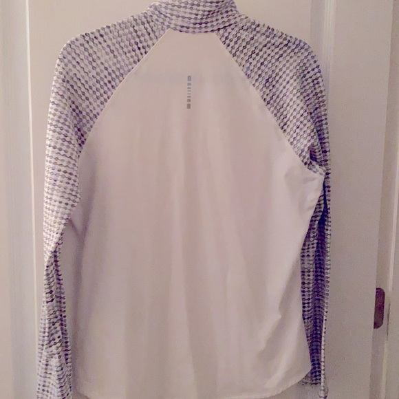 Workout top - Picture 2 of 3